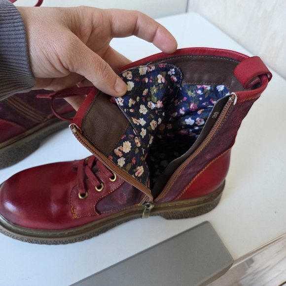 Boots - Picture 4 of 6